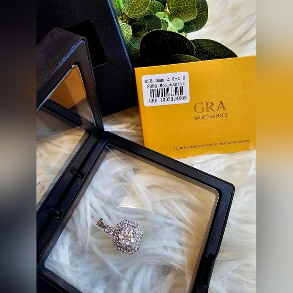Moissanite 2 Carat: Pendant